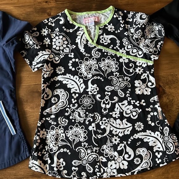 Bundle of 3 koi xsmall scrub tops - Picture 3 of 4